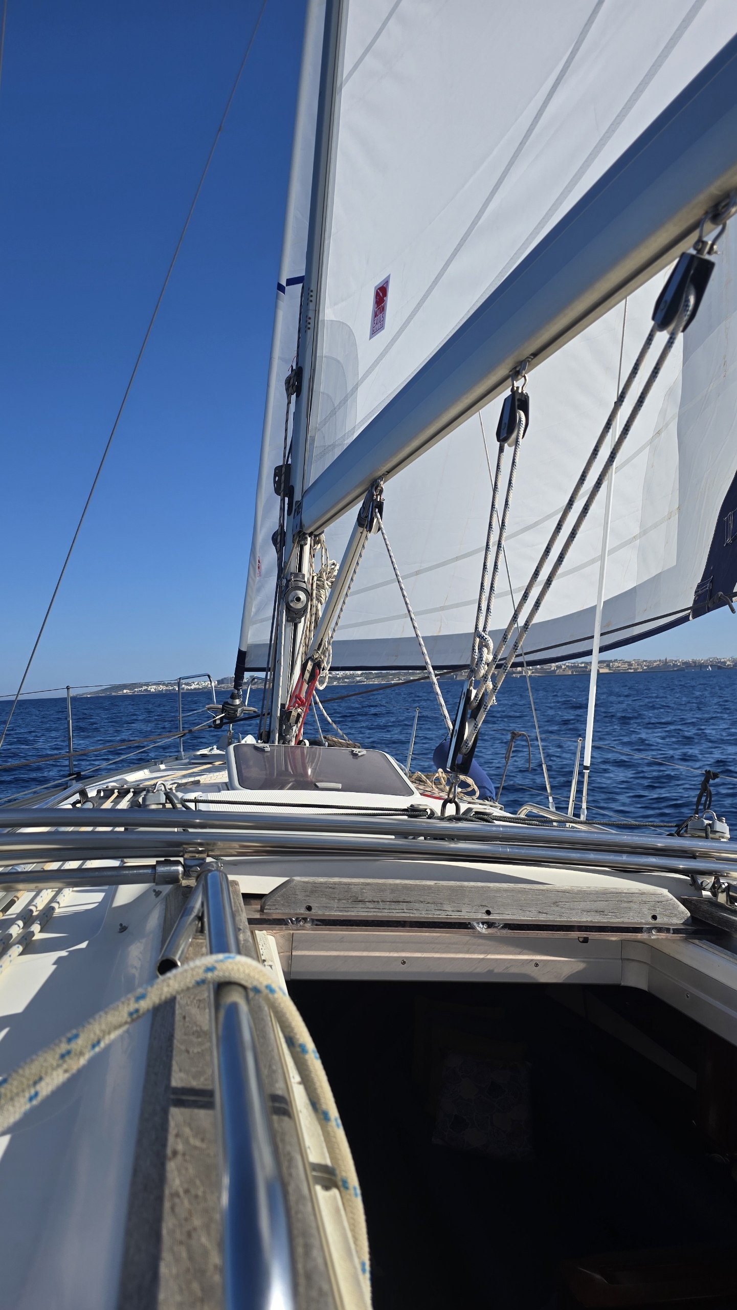 Kahlija sailing with full sails